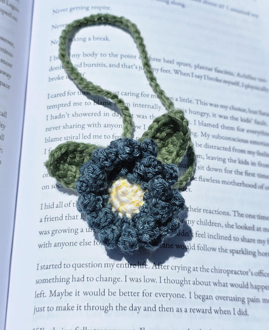 Crochet Daisy Bookmark – Handmade Flower Book Accessory